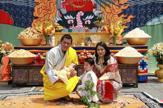3 anh em Quốc vương Bhutan lấy 3 chị em cùng một nhà - Ảnh 3.