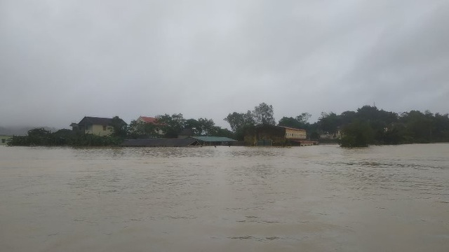 Nghệ An: Nhiều xóm đang bị cô lập, người dân thiếu nước sạch, lương thực - Ảnh 2.