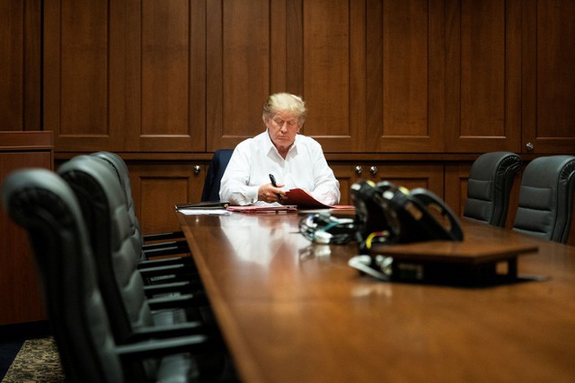 Vóc dáng và gương mặt Tổng thống Trump thay đổi như thế nào trong phòng bệnh điều trị COVID-19 - Ảnh 3.