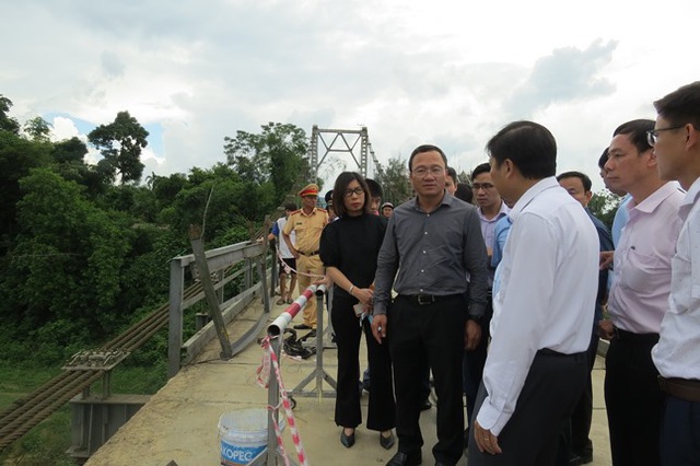 Chùm ảnh khẩn trương sửa chữa cầu chợ Chùa nơi xảy ra vụ tai nạn khiến 5 người tử vong - Ảnh 1.