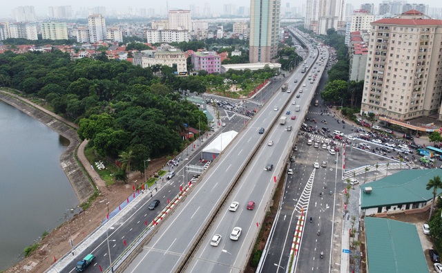 Cầu vượt thấp qua hồ Linh Đàm chính thức thông xe khiến hàng vạn dân vui mừng - Ảnh 2.