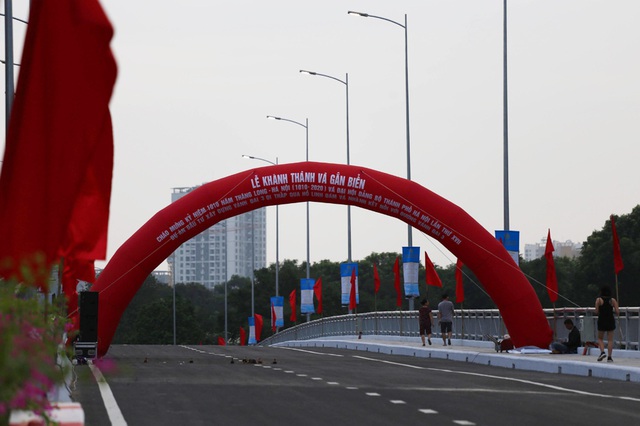 Cầu vượt thấp qua hồ Linh Đàm chính thức thông xe khiến hàng vạn dân vui mừng - Ảnh 7.