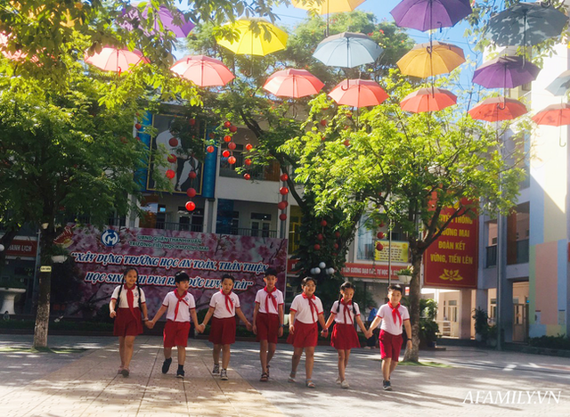 Ngôi trường cấp 1 nổi bật nhất Việt Nam với sân trường trang trí đẹp như mơ, học sinh ngày nào cũng đòi đi học - Ảnh 2.