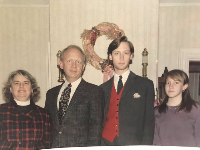 Bức ảnh chụp kỷ niệm dịp Giáng sinh của gia đình 4 người không thể bình thường hơn nhưng chứa đựng chi tiết đặc biệt khiến MXH xôn xao - Ảnh 2.