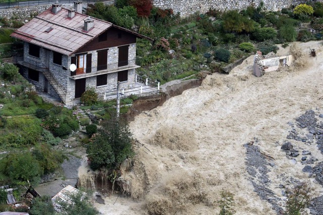 Phát hiện 7 thi thể ở Italy và Pháp sau trận bão lớn - Ảnh 1.