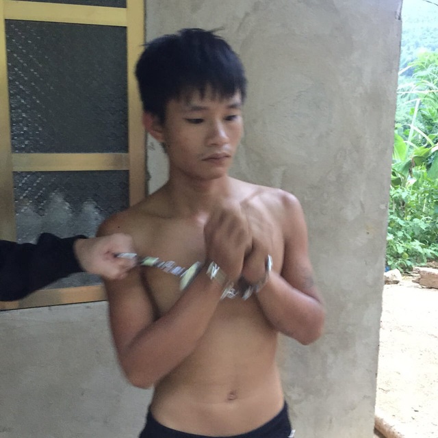 Thanh Hóa: Cảnh sát băng rừng truy bắt đối tượng mua bán ma túy - Ảnh 2.
