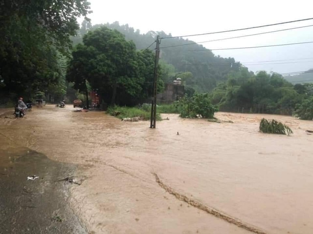 Người dân Lào Cai khắc phục hậu quả sau trận mưa lớn kỷ lục 63 năm qua - Ảnh 8.