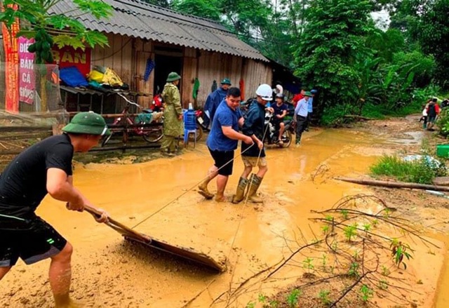Người dân Lào Cai khắc phục hậu quả sau trận mưa lớn kỷ lục 63 năm qua - Ảnh 10.