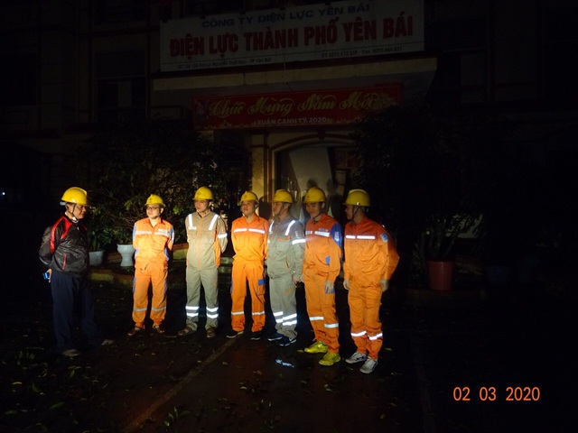 Công nhân ngành điện Yên Bái thức xuyên đêm để khắc phục cấp điện trở lại sau giông lốc và mưa đá xảy tại thành phố Yên Bái và huyện Yên Bình - Ảnh 1.