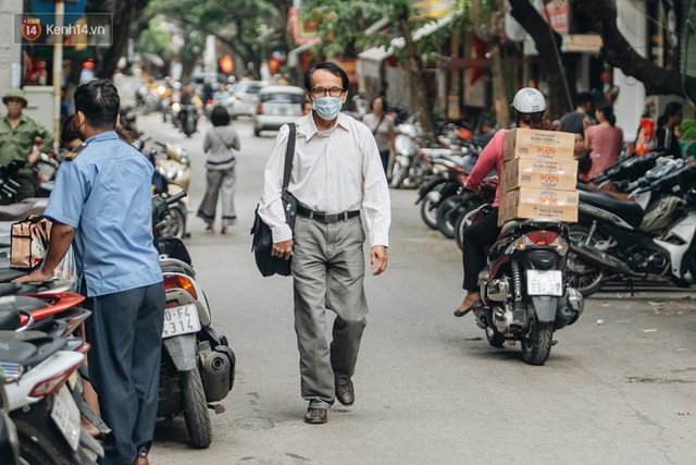 Chùm ảnh: Tiết trời se lạnh, người Hà Nội khoác thêm áo ấm, hưởng trọn không khí mát lành của mùa Thu - Ảnh 16.