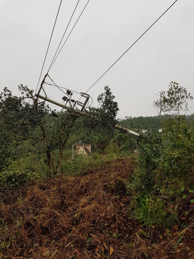 Công nhân ngành điện Yên Bái thức xuyên đêm để khắc phục cấp điện trở lại sau giông lốc và mưa đá xảy tại thành phố Yên Bái và huyện Yên Bình - Ảnh 4.