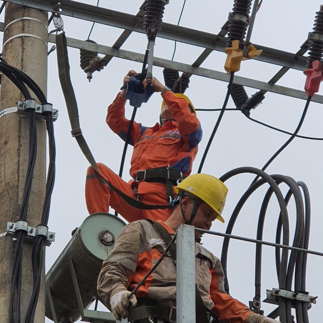 Công nhân ngành điện Yên Bái thức xuyên đêm để khắc phục cấp điện trở lại sau giông lốc và mưa đá xảy tại thành phố Yên Bái và huyện Yên Bình - Ảnh 5.
