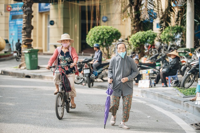 Chùm ảnh: Tiết trời se lạnh, người Hà Nội khoác thêm áo ấm, hưởng trọn không khí mát lành của mùa Thu - Ảnh 9.