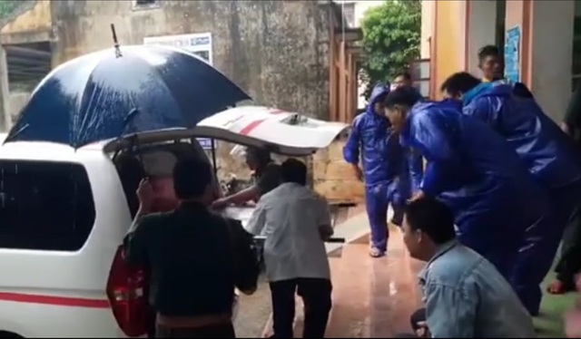 Quảng Bình: Người phụ nữ bị giật do cột điện đổ trong mưa lũ - Ảnh 1.