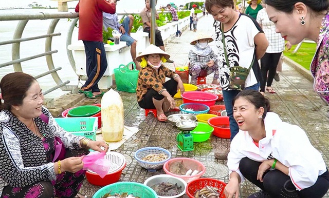 Kim Thư lênh đênh trên ghe cá trong đêm bão - Ảnh 4.