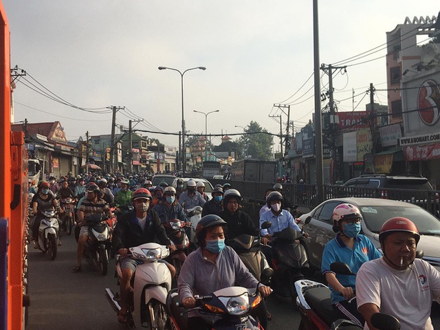 TP.HCM: 2 kẻ trộm l&aacute;i &ocirc; t&ocirc; t&ocirc;ng g&atilde;y cột điện, h&agrave;ng trăm hộ d&acirc;n bị mất điện - Ảnh 4.