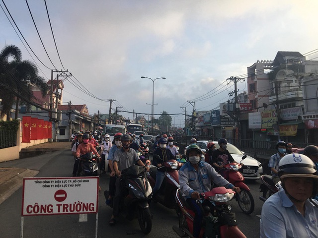 TP.HCM: 2 kẻ trộm l&aacute;i &ocirc; t&ocirc; t&ocirc;ng g&atilde;y cột điện, h&agrave;ng trăm hộ d&acirc;n bị mất điện - Ảnh 5.