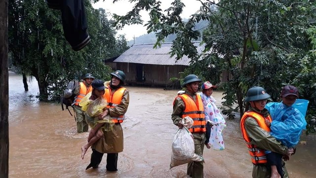 Nước ngập tận mái nhà, lực lượng chức năng khẩn cấp cứu dân - Ảnh 2.