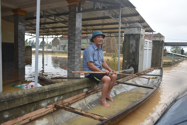 Người dân huyện Quảng Ninh (Quảng Bình) căng mình chống lũ - Ảnh 8.