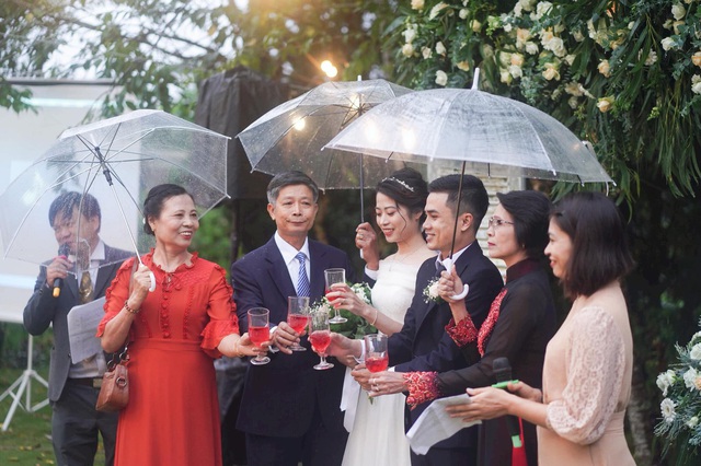 Đám cưới cực độc đáo tại Đà Lạt: Nhờ trời mưa mà cô dâu - chú rể xoay chuyển tình thế tạo cục diện bất ngờ, ngắm shoot ảnh để đời ai cũng tấm tắc - Ảnh 11.
