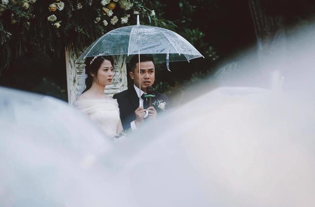 Đám cưới cực độc đáo tại Đà Lạt: Nhờ trời mưa mà cô dâu - chú rể xoay chuyển tình thế tạo cục diện bất ngờ, ngắm shoot ảnh để đời ai cũng tấm tắc - Ảnh 8.