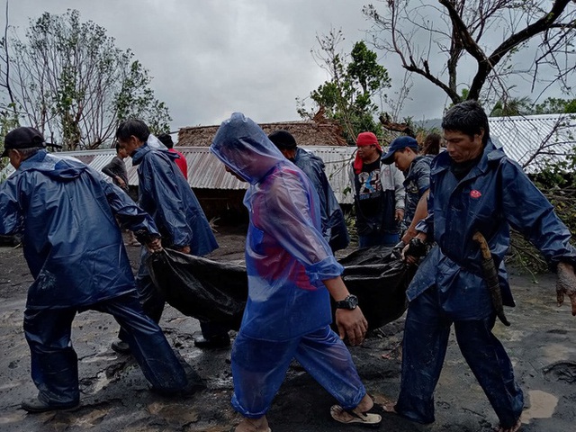Ít nhất 7 nạn nhân tử vong, hàng loạt ngôi nhà hư hỏng ảnh hưởng đến 19-31 triệu người dân trong siêu bão Goni ở Philippines - Ảnh 6.
