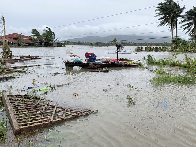 Ít nhất 7 nạn nhân tử vong, hàng loạt ngôi nhà hư hỏng ảnh hưởng đến 19-31 triệu người dân trong siêu bão Goni ở Philippines - Ảnh 9.