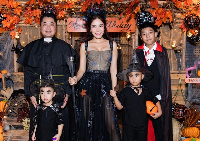 Ở Mỹ, Phạm Hương và con trai hóa trang cool ngầu mừng Halloween - Ảnh 3.
