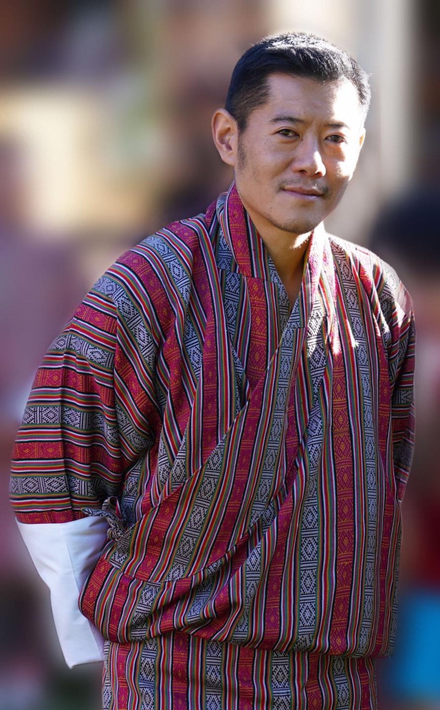 Vợ chồng Hoàng hậu vạn người mê Bhutan chia sẻ ảnh mới với 2 con, Hoàng tử út hiếm hoi lộ diện, gây chú ý với vẻ ngoài - Ảnh 2.