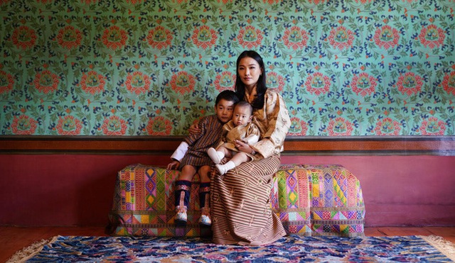 Vợ chồng Hoàng hậu vạn người mê Bhutan chia sẻ ảnh mới với 2 con, Hoàng tử út hiếm hoi lộ diện, gây chú ý với vẻ ngoài - Ảnh 3.