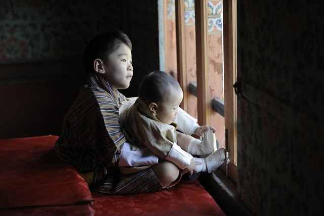Vợ chồng Hoàng hậu vạn người mê Bhutan chia sẻ ảnh mới với 2 con, Hoàng tử út hiếm hoi lộ diện, gây chú ý với vẻ ngoài - Ảnh 4.