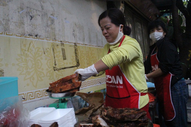 Quán thịt quay không biển hiệu, khách xếp hàng mua từ lúc chưa mở bán - Ảnh 4.