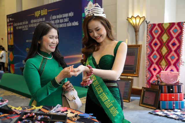 Hoa hậu Ngọc Hân hội ngộ Khánh Ngân trong Lễ hội văn hóa thổ cẩm Việt Nam  - Ảnh 1.
