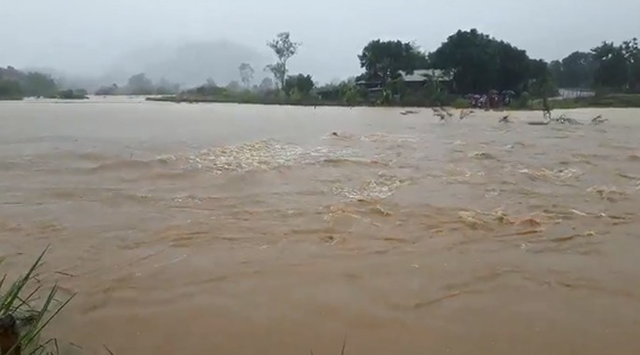  Đắk Lắk: Mưa tầm tã, hàng ngàn người bị cô lập  - Ảnh 4.