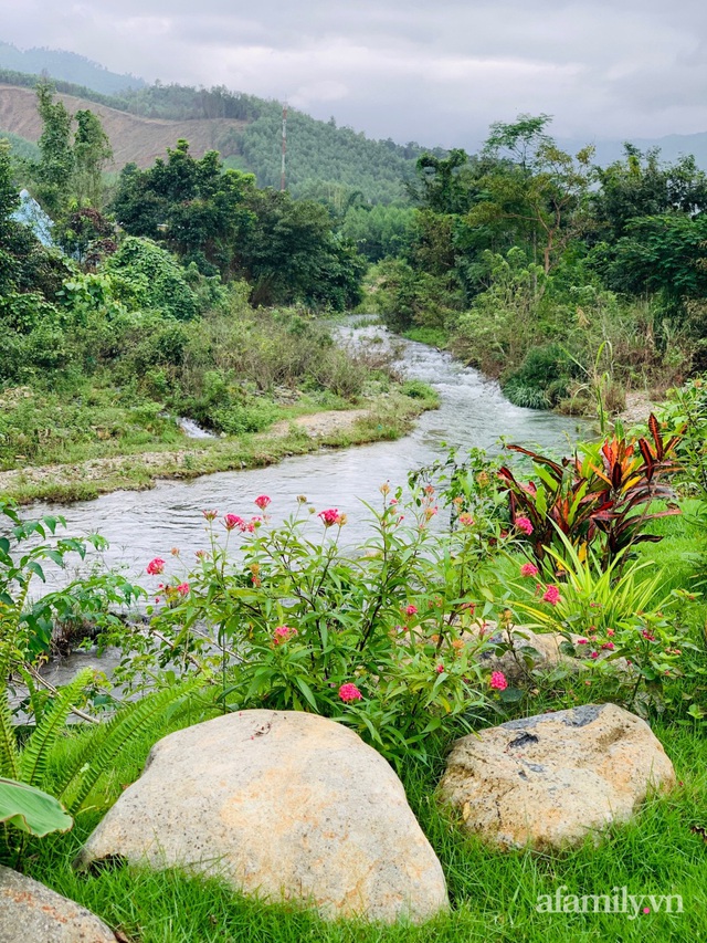 Dựng nhà bên suối, vợ chồng trẻ chi 40 triệu đồng tạo vườn cây xanh mát sống một đời an yên ở ngoại ô Nha Trang - Ảnh 23.