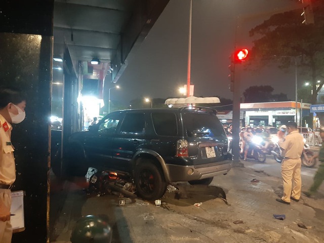TP.HCM: Ô tô điên tông hàng loạt xe máy tại giao lộ, nhiều nạn nhân bị thương khiến người đi đường kinh hãi - Ảnh 4.