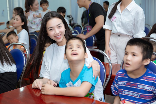 Trần Tiểu Vy cùng thí sinh Hoa hậu Việt Nam 2020 vác nửa tấn gạo đi từ thiện tại Vũng Tàu - Ảnh 5.