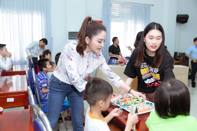 Trần Tiểu Vy cùng thí sinh Hoa hậu Việt Nam 2020 vác nửa tấn gạo đi từ thiện tại Vũng Tàu - Ảnh 9.
