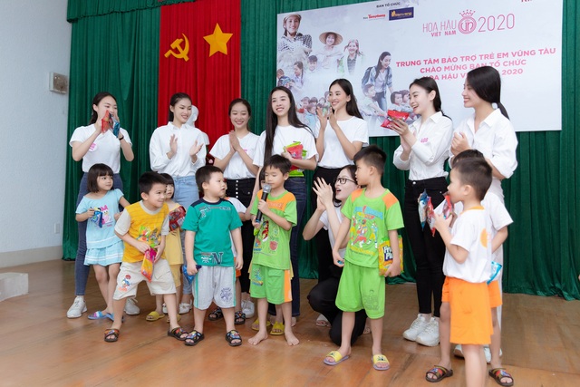 Trần Tiểu Vy cùng thí sinh Hoa hậu Việt Nam 2020 vác nửa tấn gạo đi từ thiện tại Vũng Tàu - Ảnh 7.