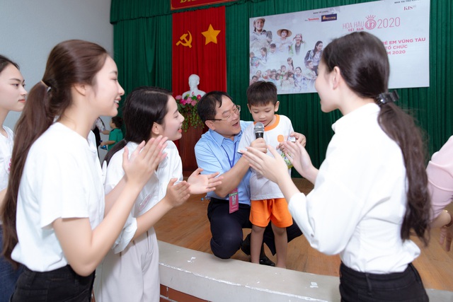 Trần Tiểu Vy cùng thí sinh Hoa hậu Việt Nam 2020 vác nửa tấn gạo đi từ thiện tại Vũng Tàu - Ảnh 8.