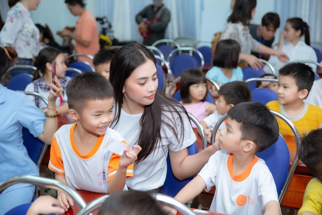 Trần Tiểu Vy cùng thí sinh Hoa hậu Việt Nam 2020 vác nửa tấn gạo đi từ thiện tại Vũng Tàu - Ảnh 3.