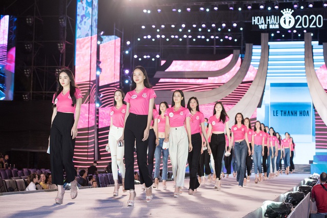 Nhan sắc thật khi để mặt mộc của Hoa hậu Tiểu Vy, Đỗ Mỹ Linh gây chú ý trong buổi diễn tập cùng dàn thí sinh Hoa hậu Việt Nam 2020 - Ảnh 12.