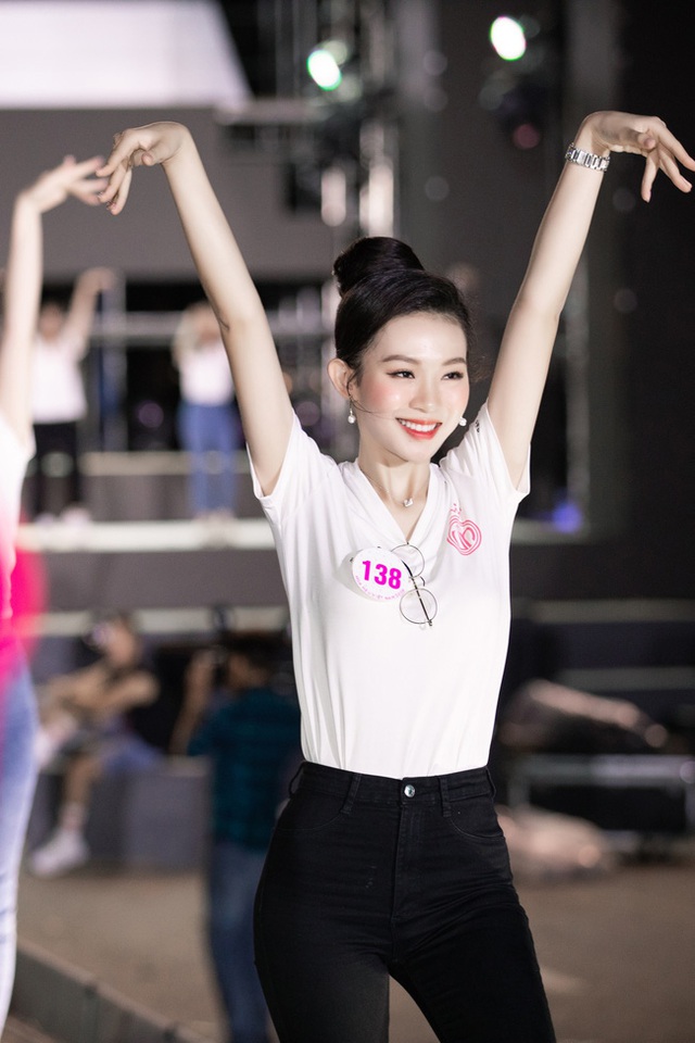 Nhan sắc thật khi để mặt mộc của Hoa hậu Tiểu Vy, Đỗ Mỹ Linh gây chú ý trong buổi diễn tập cùng dàn thí sinh Hoa hậu Việt Nam 2020 - Ảnh 5.