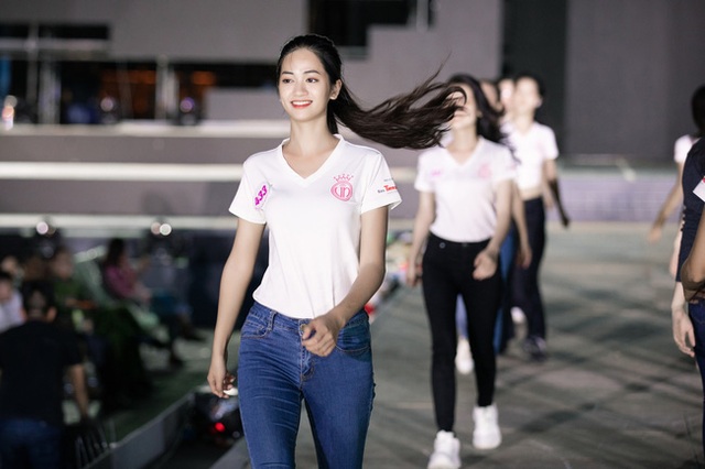 Nhan sắc thật khi để mặt mộc của Hoa hậu Tiểu Vy, Đỗ Mỹ Linh gây chú ý trong buổi diễn tập cùng dàn thí sinh Hoa hậu Việt Nam 2020 - Ảnh 7.