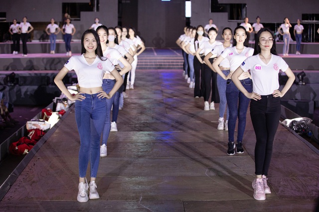 Nhan sắc thật khi để mặt mộc của Hoa hậu Tiểu Vy, Đỗ Mỹ Linh gây chú ý trong buổi diễn tập cùng dàn thí sinh Hoa hậu Việt Nam 2020 - Ảnh 10.