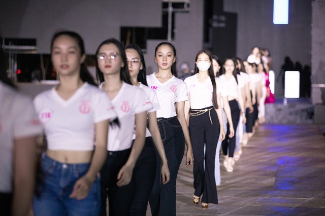 Nhan sắc thật khi để mặt mộc của Hoa hậu Tiểu Vy, Đỗ Mỹ Linh gây chú ý trong buổi diễn tập cùng dàn thí sinh Hoa hậu Việt Nam 2020 - Ảnh 11.