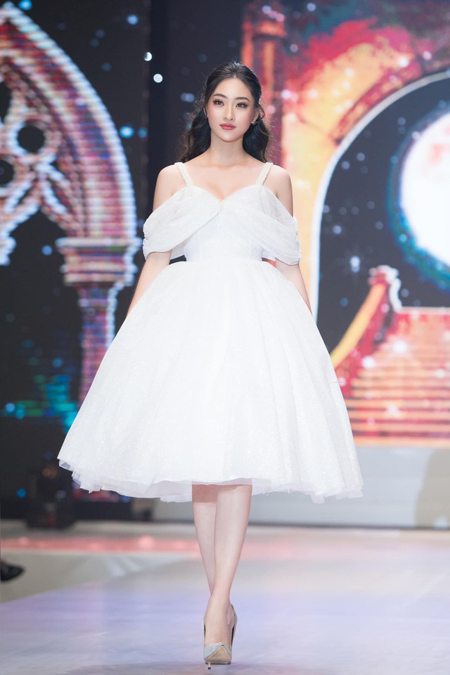 Vòng 1 ăn đứt đàn chị, Hoa hậu 2K còn là nàng thơ của NTK Việt nhờ đôi chân 1,22m - Ảnh 14.
