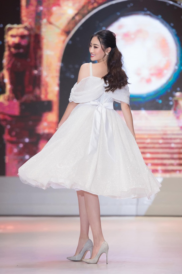 Vòng 1 ăn đứt đàn chị, Hoa hậu 2K còn là nàng thơ của NTK Việt nhờ đôi chân 1,22m - Ảnh 15.