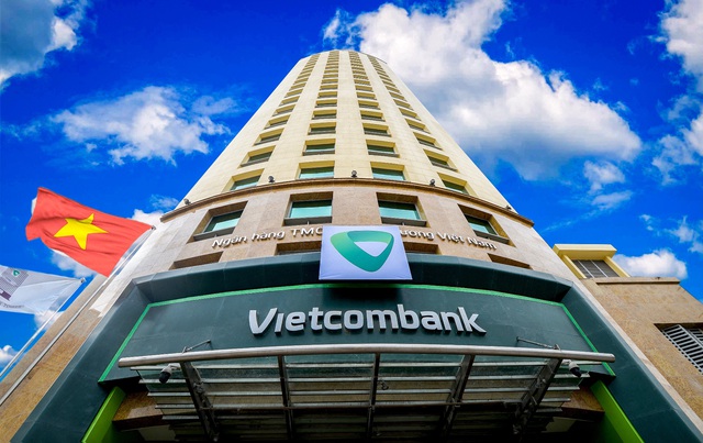 Vietcombank giảm đồng loạt lãi suất cho vay để hỗ trợ doanh nghiệp, người dân miền trung bị ảnh hưởng bão lũ - Ảnh 1.