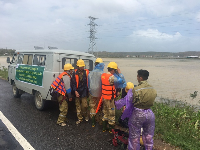 Tổng công ty Truyền tải điện Quốc gia khắc phục sự cố lưới điện 110kV sau bão số 9 tại Quảng Ngãi - Ảnh 1.